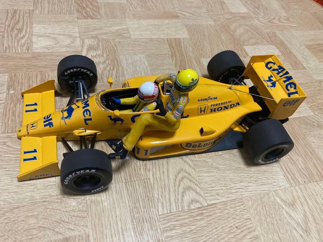 ミニチャンプス(キャメル仕様)‼️ロータスホンダ99T ライドオンセナ1/18