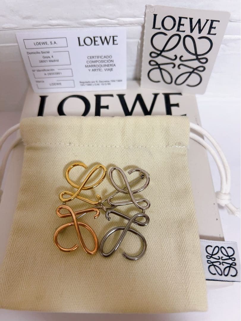 ロエベLOEWE ブローチ　アナグラム　ゴールド シルバー ピンクゴールド