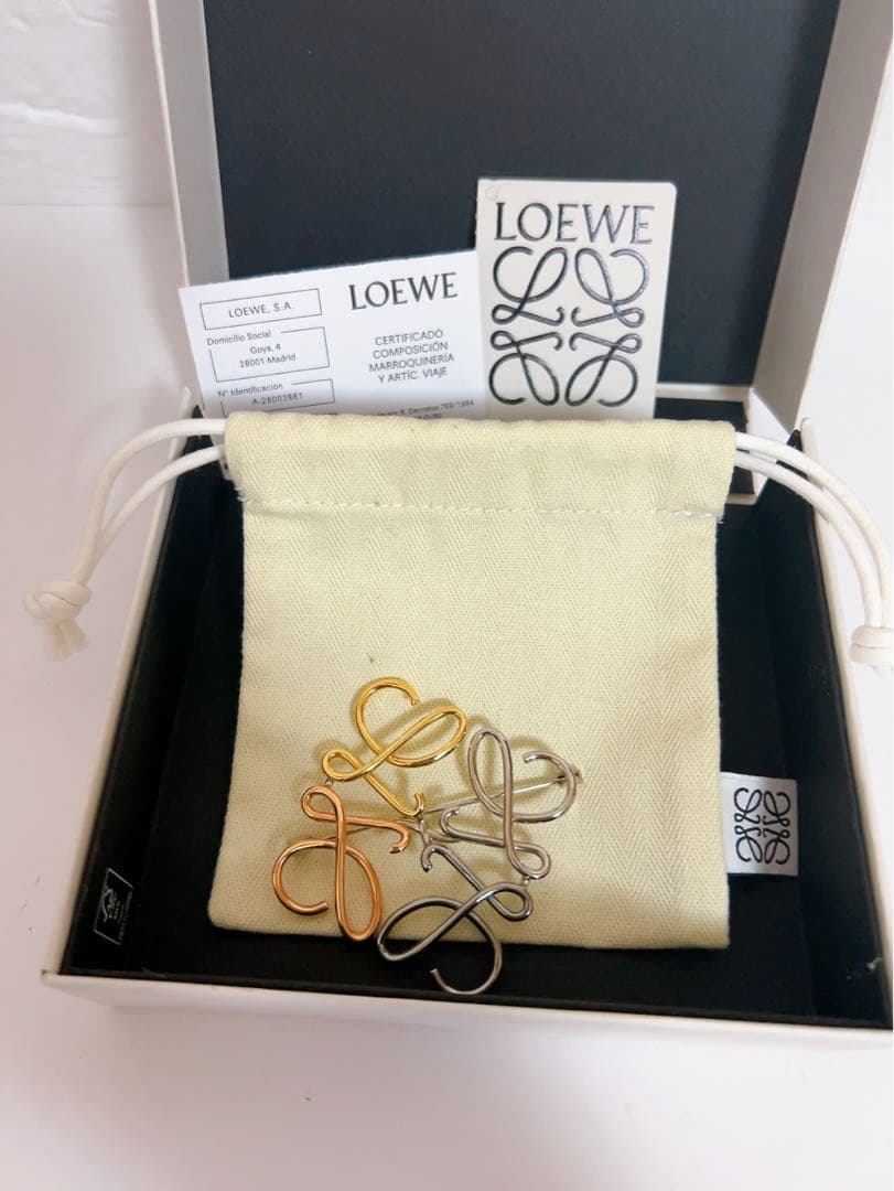 ロエベLOEWE ブローチ　アナグラム　ゴールド シルバー ピンクゴールド