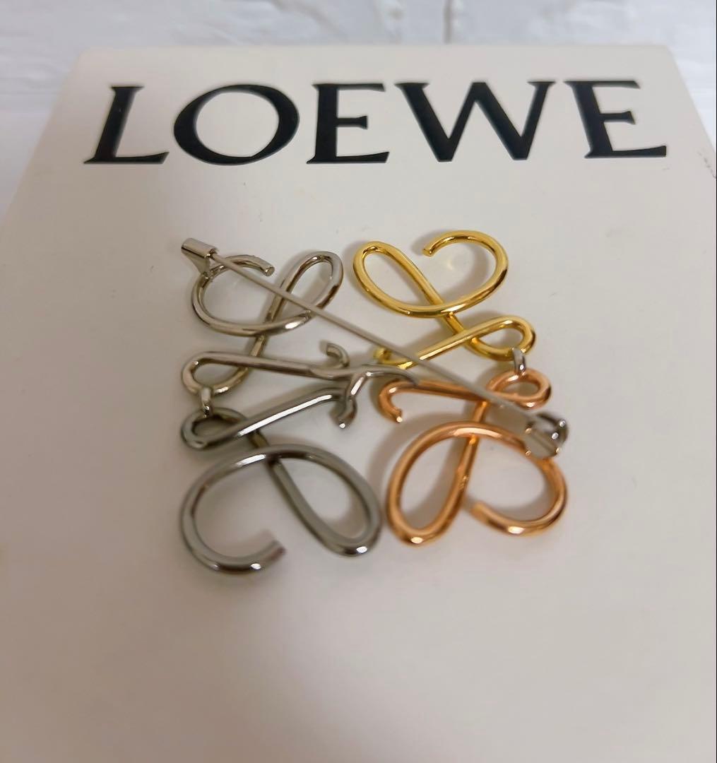 ロエベLOEWE ブローチ　アナグラム　ゴールド シルバー ピンクゴールド