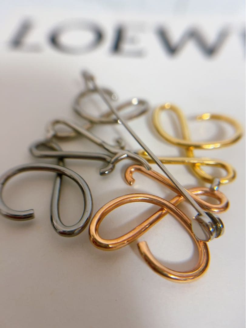 ロエベLOEWE ブローチ　アナグラム　ゴールド シルバー ピンクゴールド