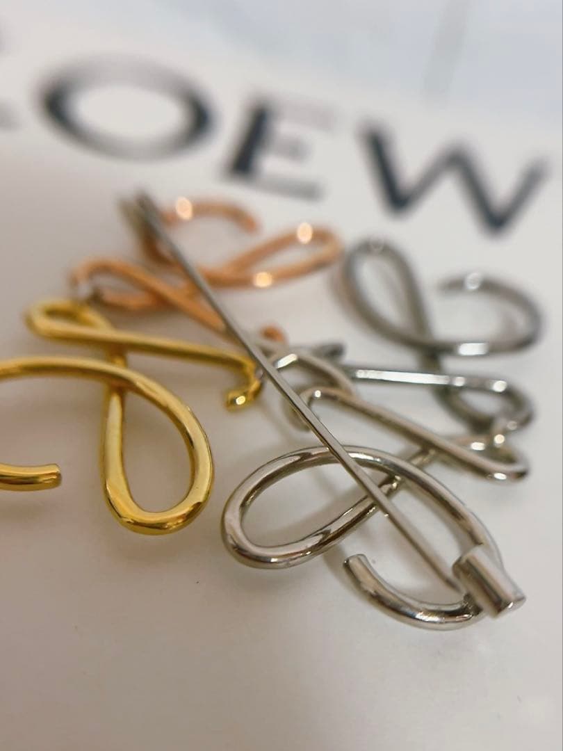 ロエベLOEWE ブローチ　アナグラム　ゴールド シルバー ピンクゴールド