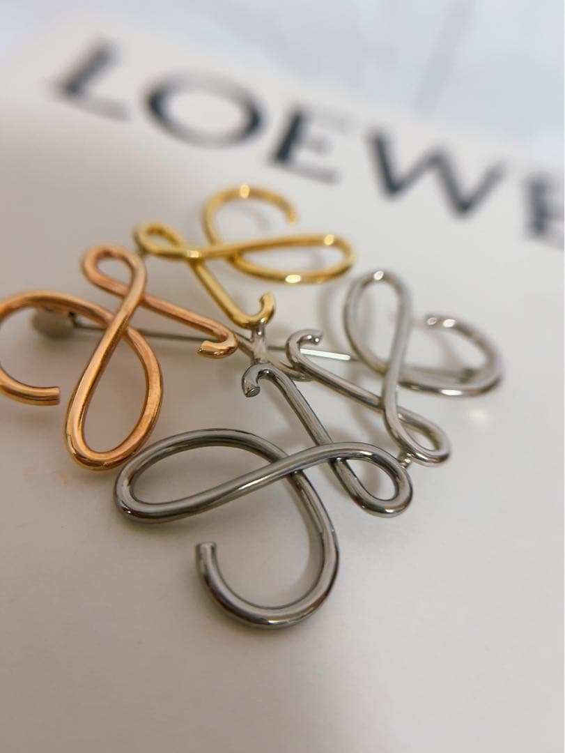 ロエベLOEWE ブローチ　アナグラム　ゴールド シルバー ピンクゴールド