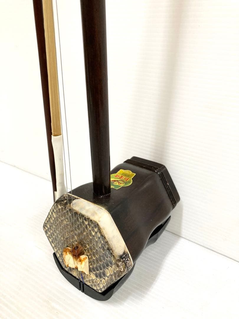 上海民族楽器◆二胡◆蛇皮 弓／駒／調子笛／ハードケース／取扱説明書付き 弦楽器