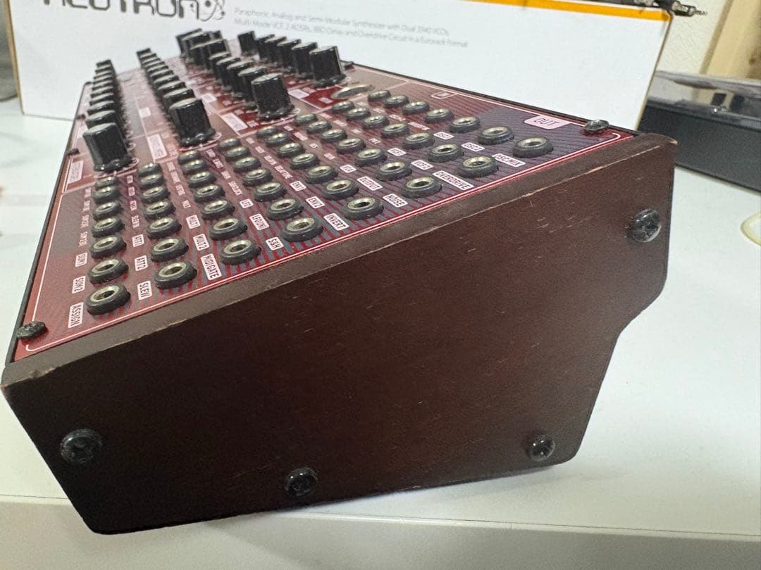 BEHRINGER Neutron モジュラーシンセサイザー