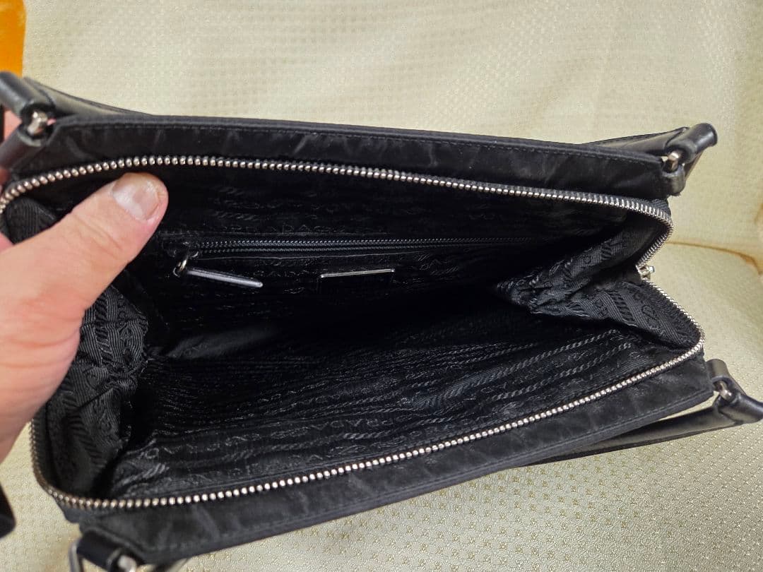 PRADA ブラック ナイロン ハンドバッグ