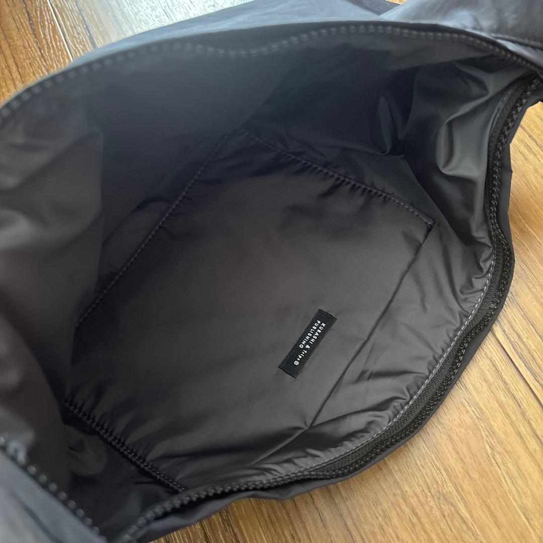 「軽やかに、ちゃんと収まる」ムーン型のクロスボディバッグ（ブラック）