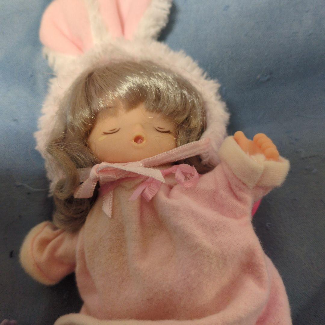 とんがり帽子のメモル 眠り顔のお人形　指しゃぶり人形