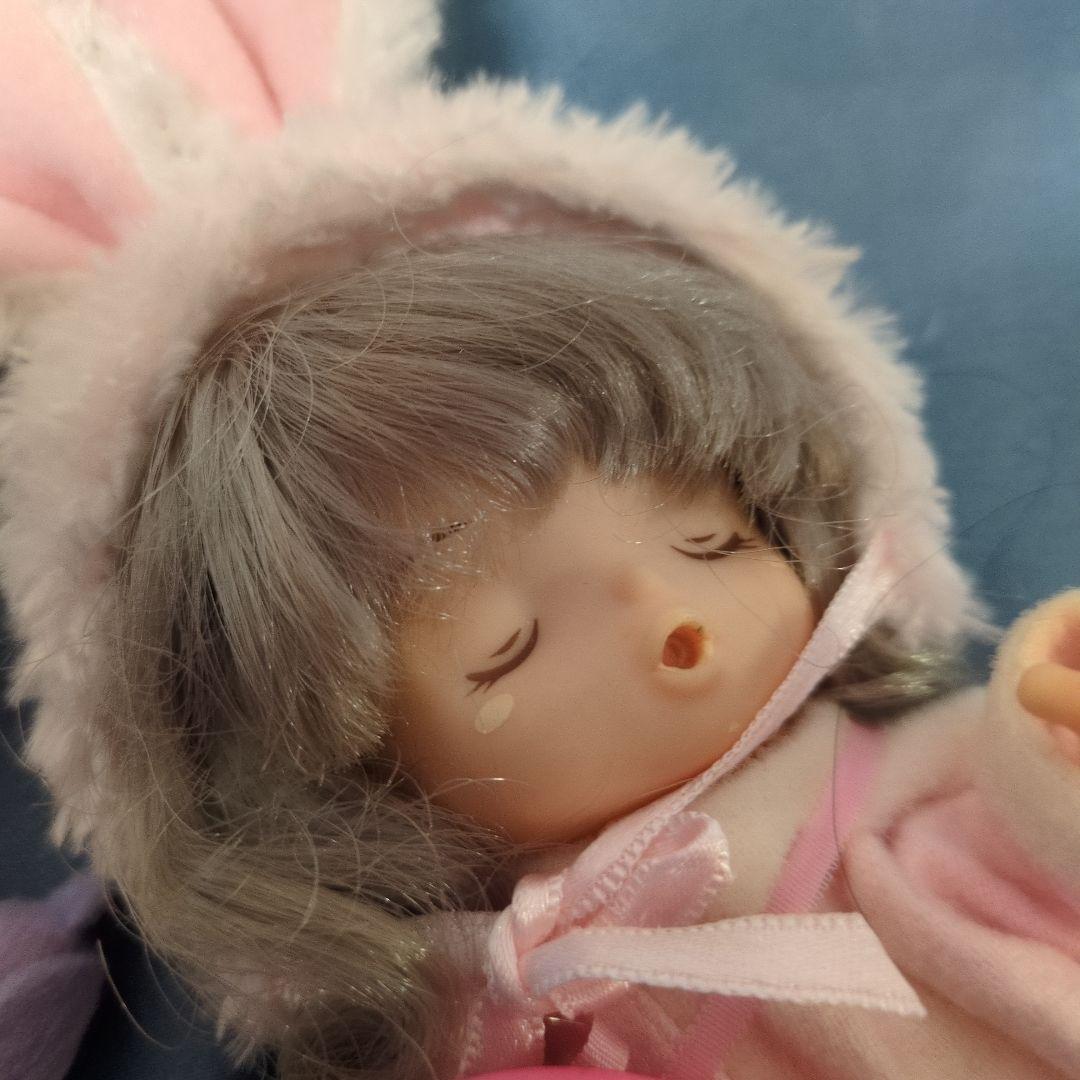 とんがり帽子のメモル 眠り顔のお人形　指しゃぶり人形
