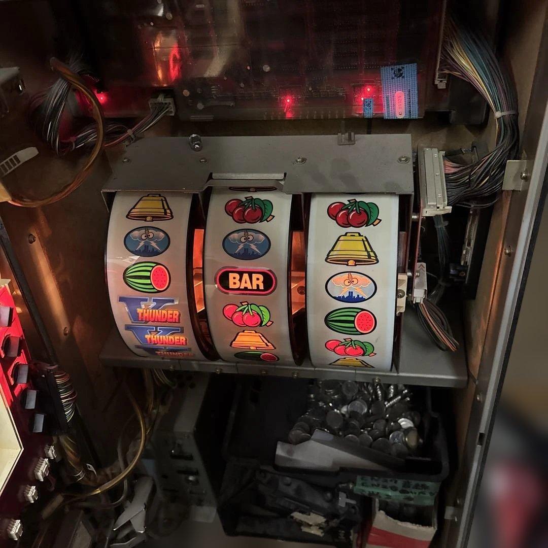 THUNDER スロットマシン