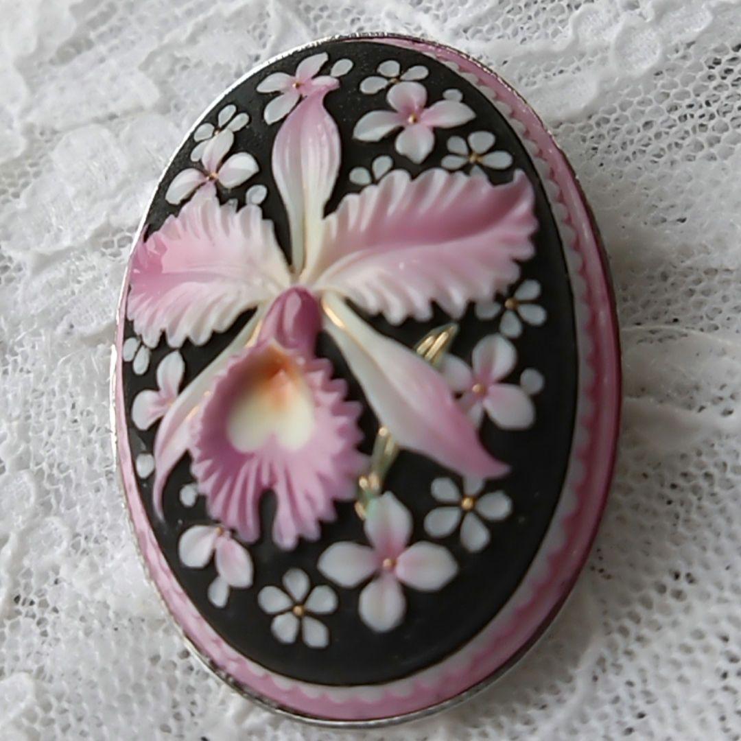 有田焼　トシカネ　俊兼　ポーセリン 蘭の花 ブローチ、ペンダントトップ　美品