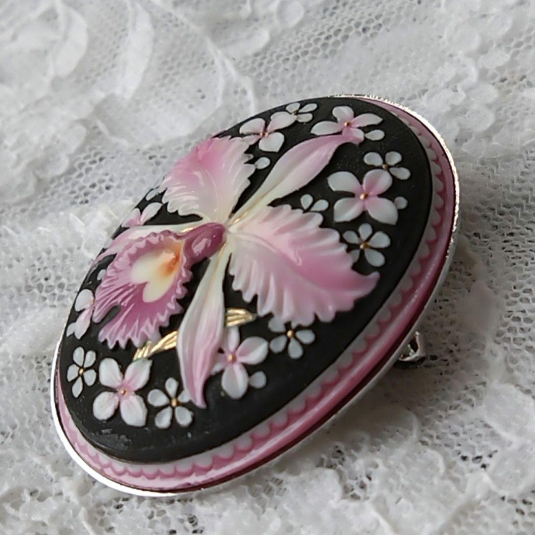 有田焼　トシカネ　俊兼　ポーセリン 蘭の花 ブローチ、ペンダントトップ　美品