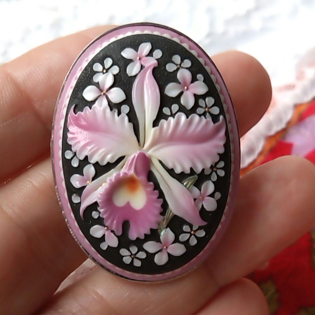 有田焼　トシカネ　俊兼　ポーセリン 蘭の花 ブローチ、ペンダントトップ　美品