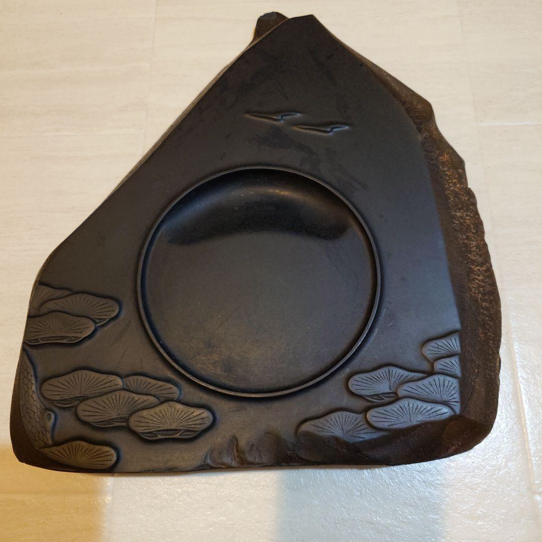 黒色三角形硯　端渓　松と鳥の彫刻