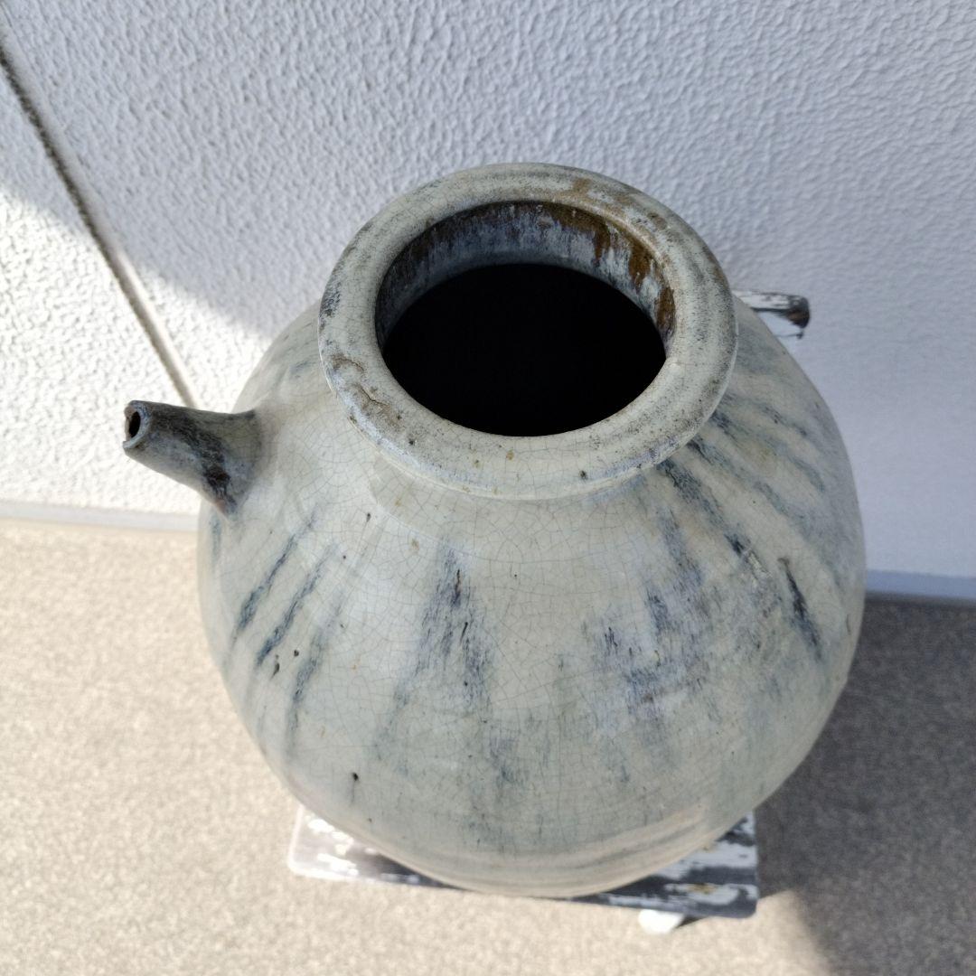 大壺　陶器製の丸い壺（白と茶色）