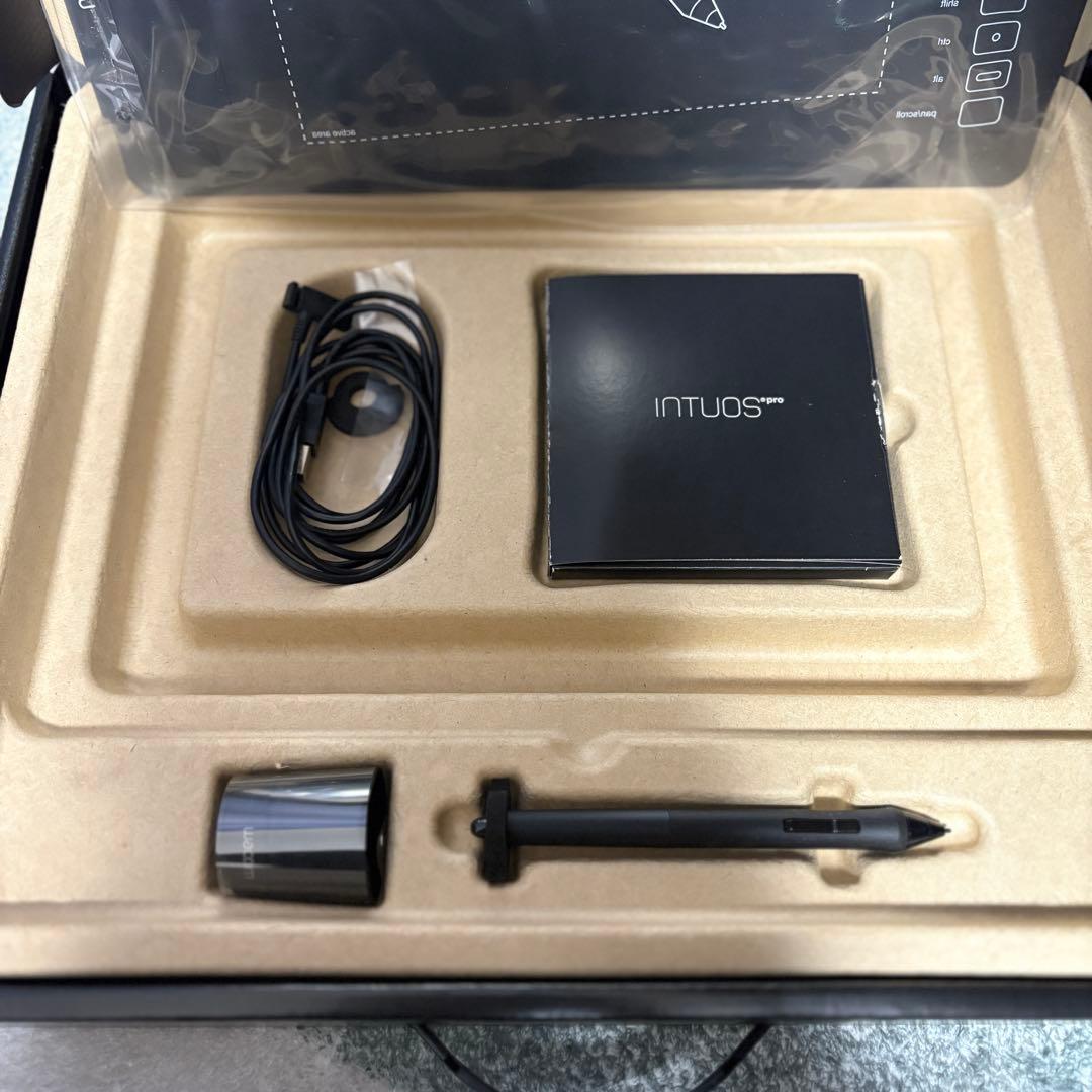 WACOM Intuos pro ペンタブレット ミディアムPTH-651/K1