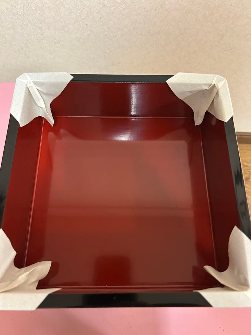 【未使用】木製漆塗　4段　七五重箱　続き柄　老松　沈金　木箱付き