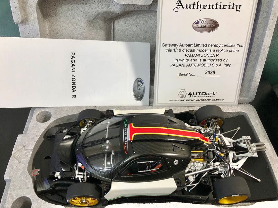 ★絶版！オートアート￼ 1/18 パガーニ ゾンダR (イタリアンストライプ￼)