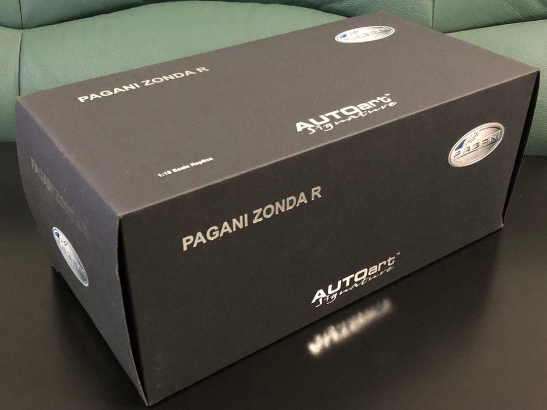 ★絶版！オートアート￼ 1/18 パガーニ ゾンダR (イタリアンストライプ￼)