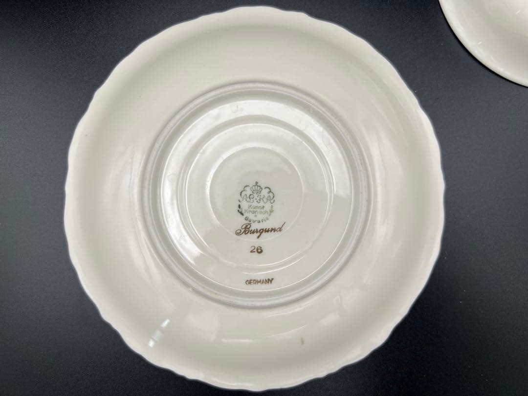 赤と金のティーカップ・ソーサーセット