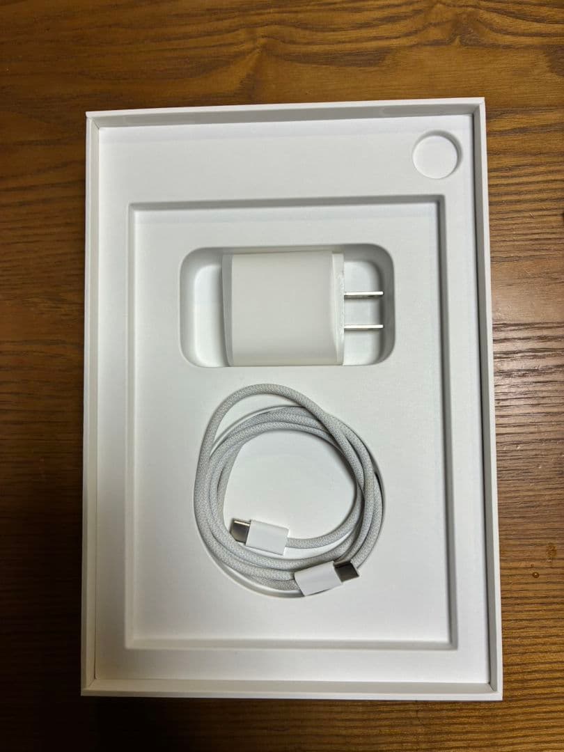 iPad mini 第7世代　本体　純正カバー付き