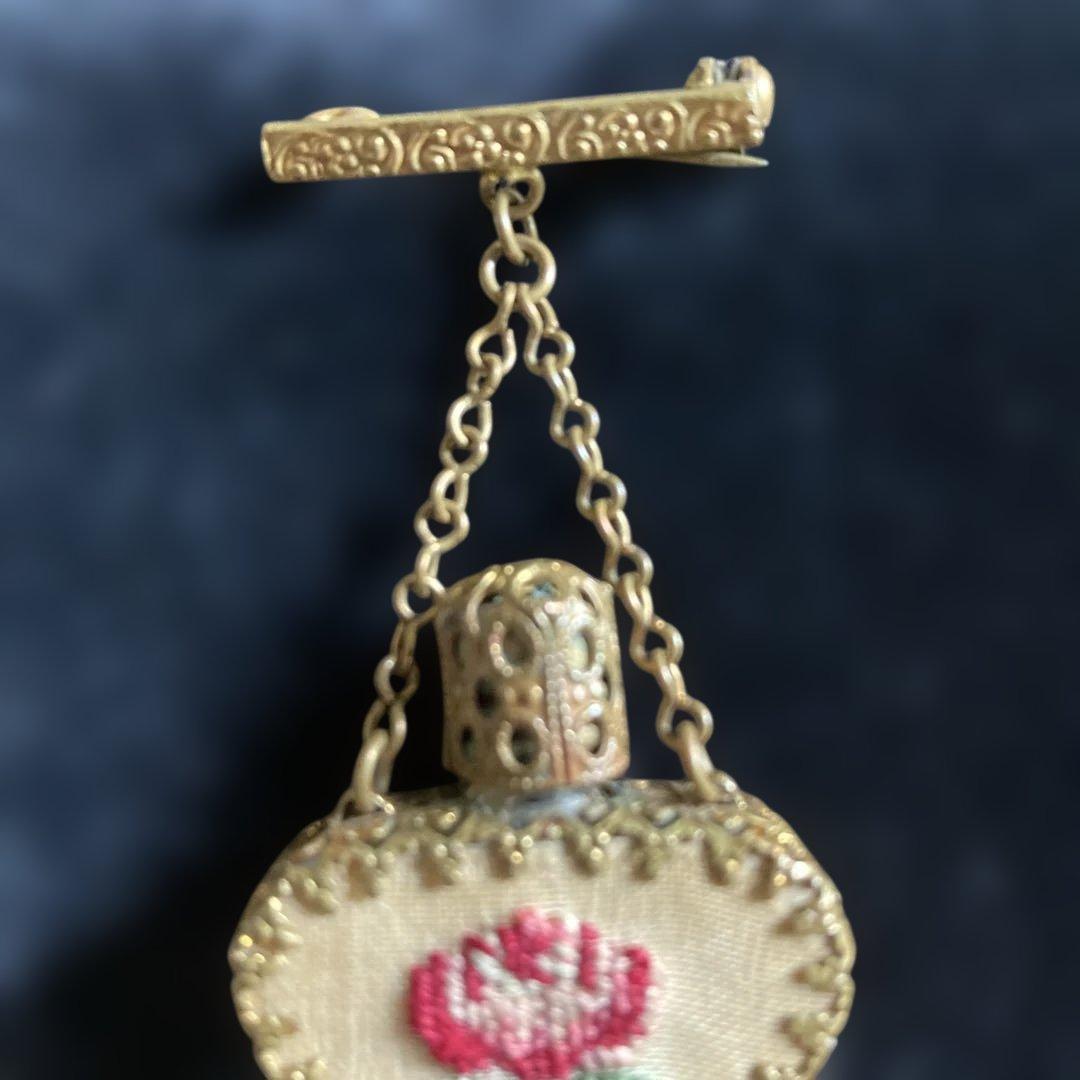 アンティークの香水瓶兼ブローチ 刺繍つき