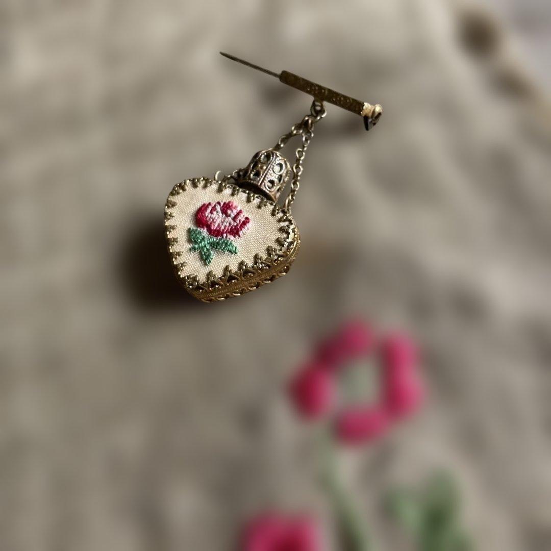 アンティークの香水瓶兼ブローチ 刺繍つき