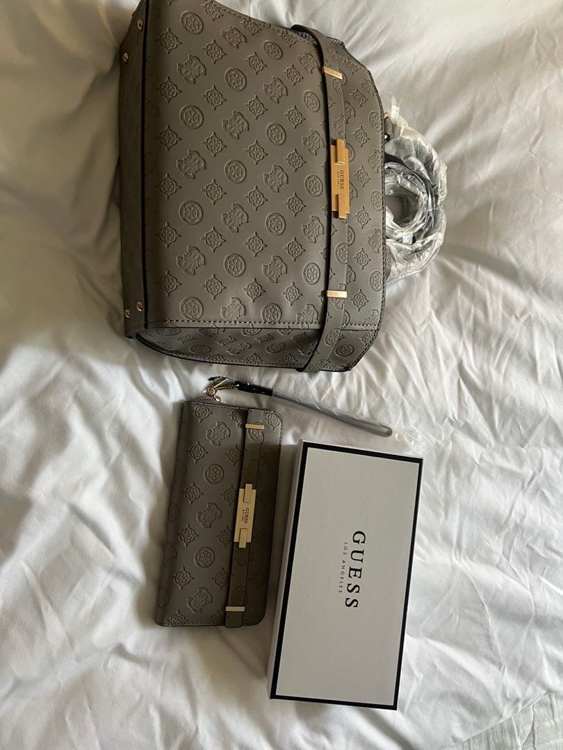 GUESS グレー ショルダーバッグと財布セット