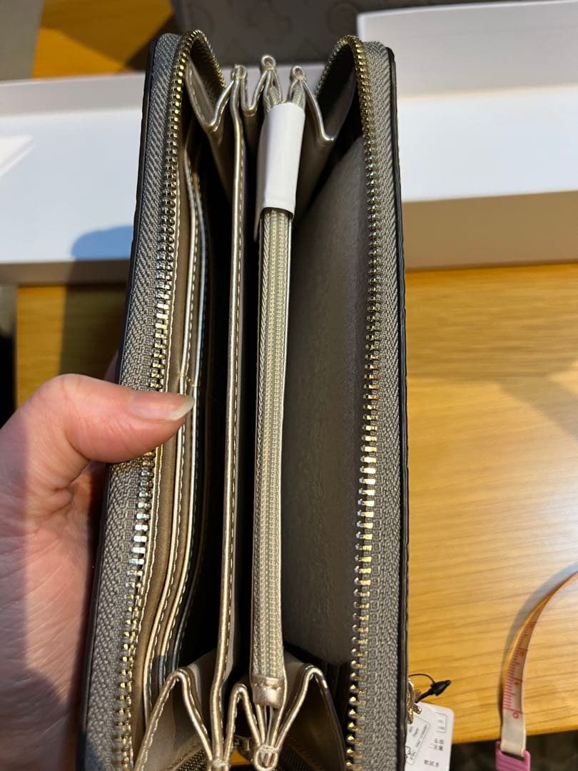 GUESS グレー ショルダーバッグと財布セット