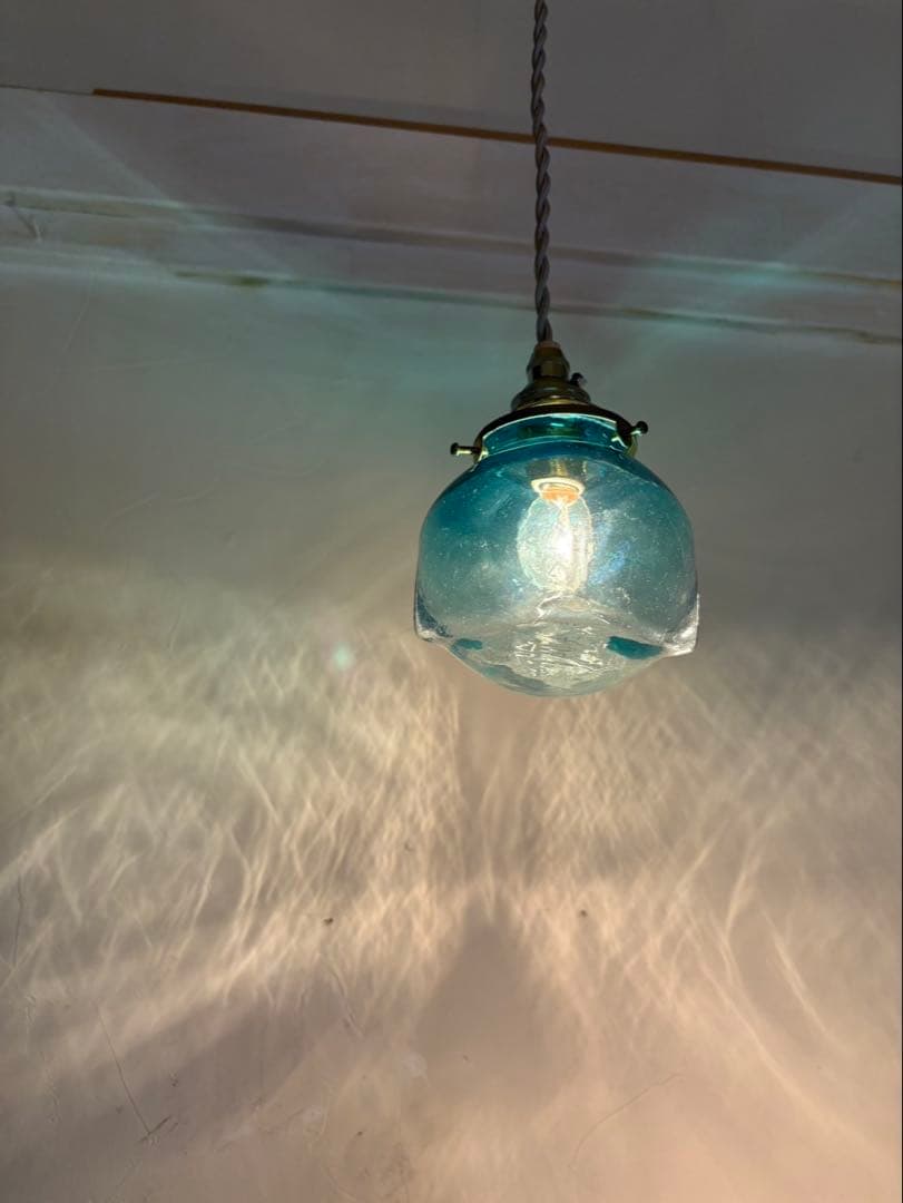 安土草多　青いガラス ペンダントライト　電球とコード付き