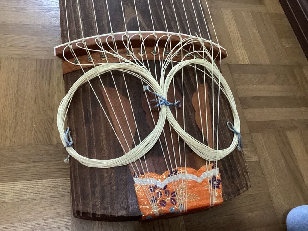 【良品】お琴 13弦 すだれ彫り 木製 譜見台 調子笛 爪琴柱・ソフトケース付き