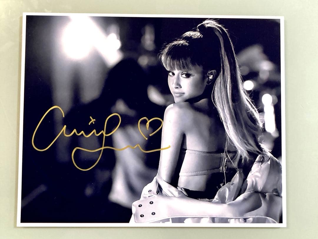 アリアナ・グランデ直筆サイン入り超大型写真…Ariana Grande