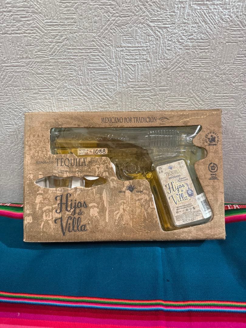 テキーラ Hijos de Villa レポサド ピストル型ボトル＋グラス2