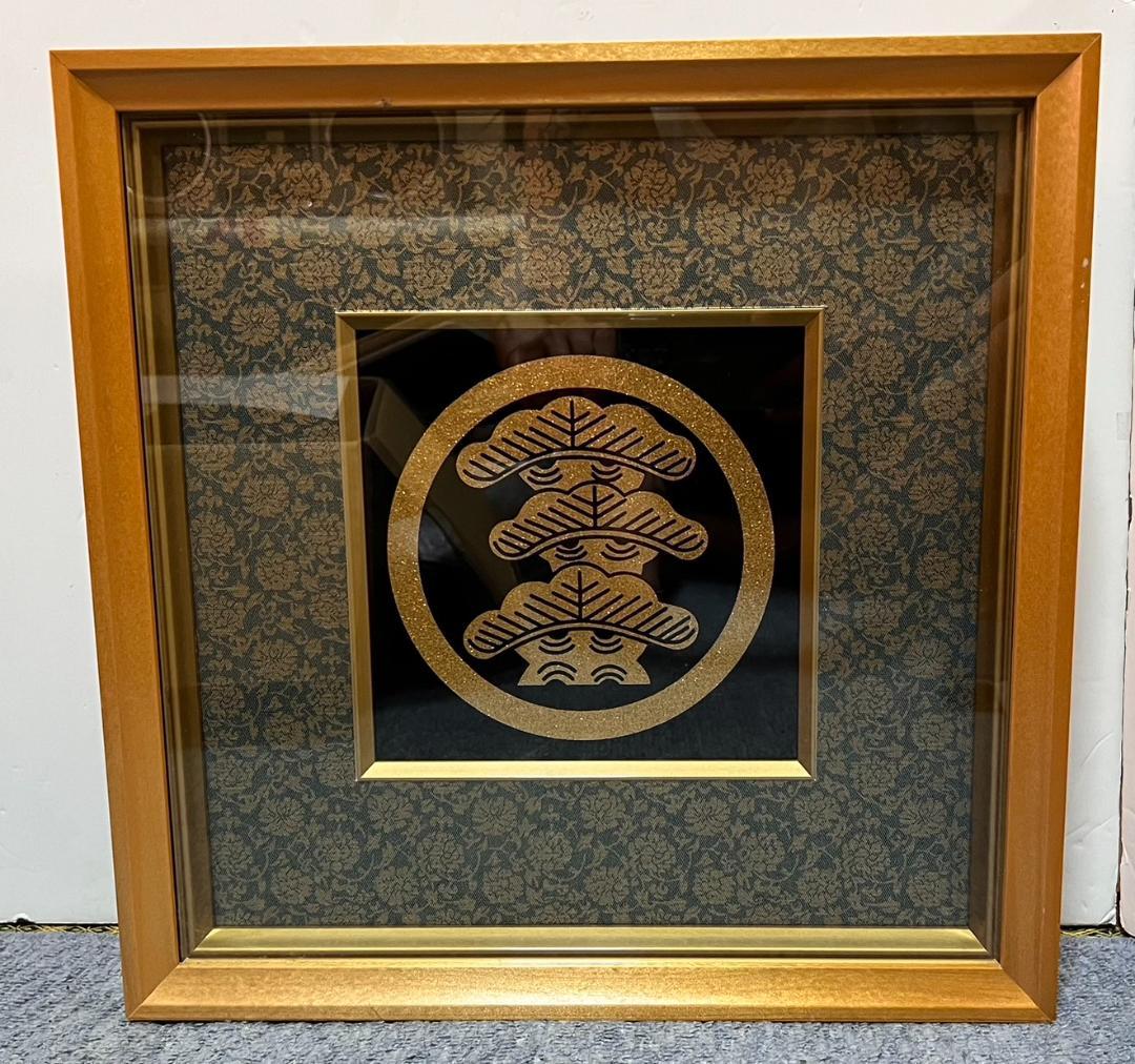 特注 家紋 丸に右三階松 ラメチップゴールド 金属製