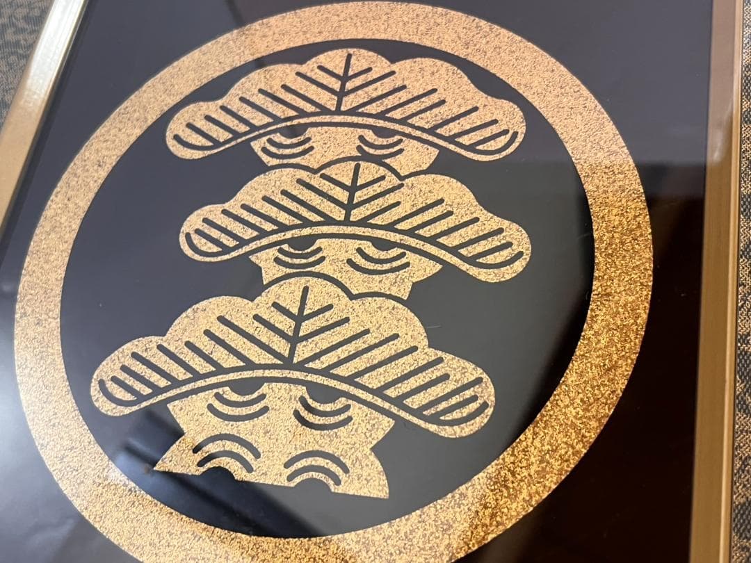 特注 家紋 丸に右三階松 ラメチップゴールド 金属製