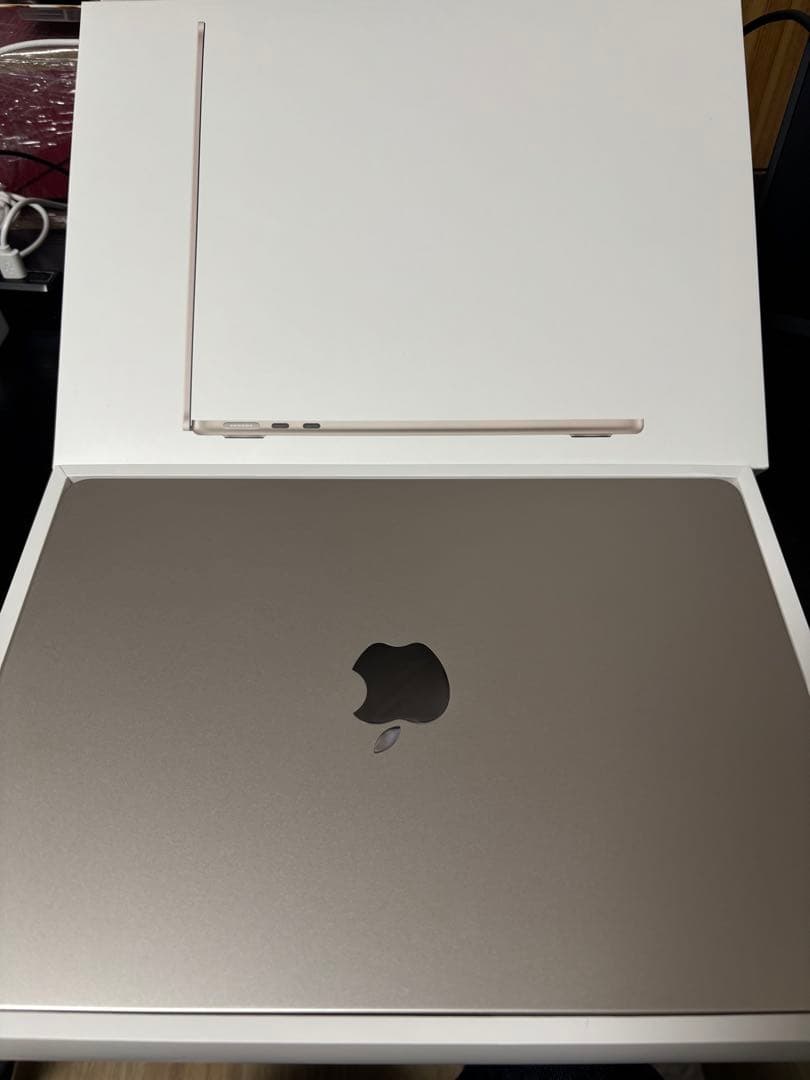 超美品 MacBookAir M2 モデル 13.6インチ、おまけ付き