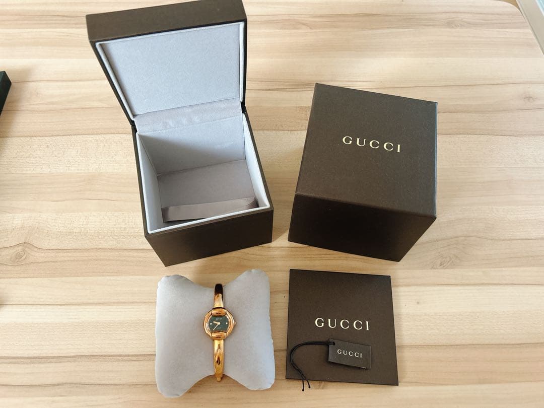Gucci ゴールド バングル時計