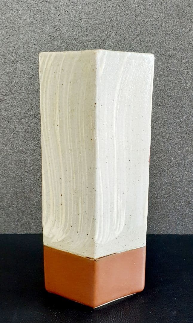 人間国宝　濱田庄司愛弟子】益子焼【明石庄作】造　赤絵刷毛目　六角形　花入れ　共箱