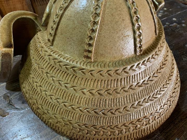 兜(高35㎝×横37㎝)の置物①　備前焼