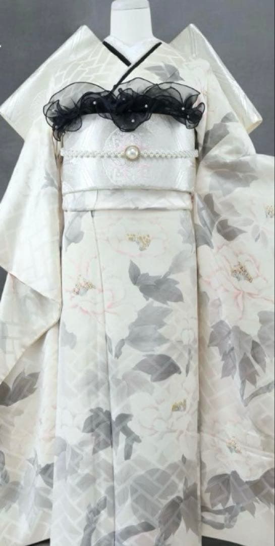 花柄振袖 白色 黒フリル付き