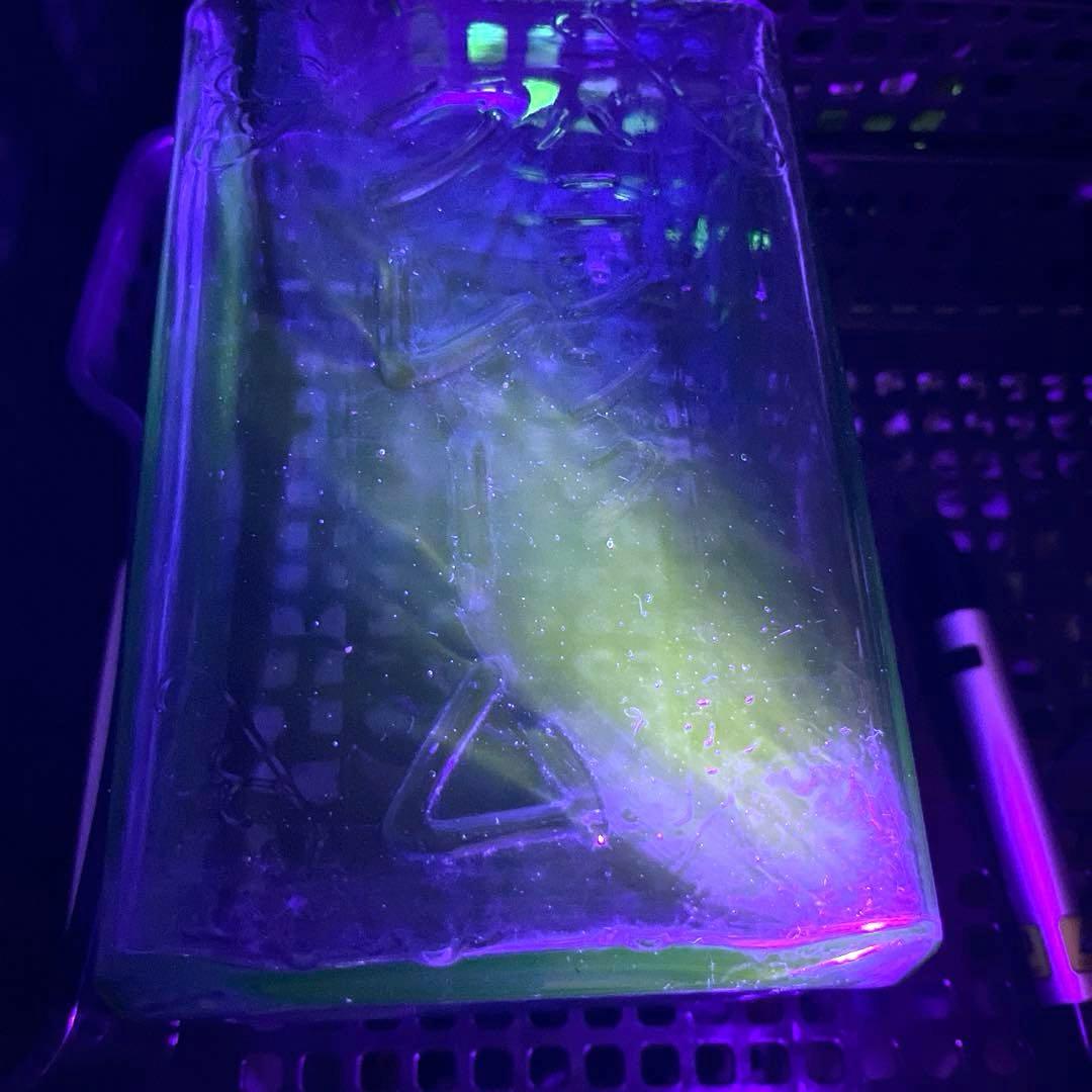 骨董　時代ガラス　希少　化粧品保管瓶　エンボス　唐草プレス　カプリブルー　ウラン