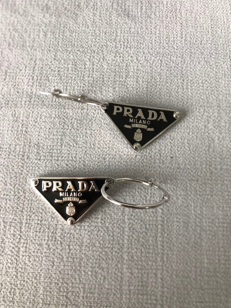 PRADA プラダ　三角ロゴ ピアス 両耳　ブラック　ファション