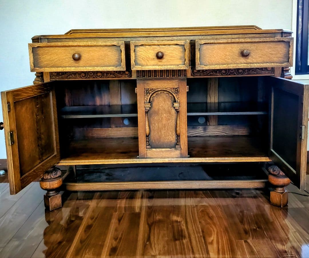 アンティーク家具　イギリス　木製彫刻サイドボード
