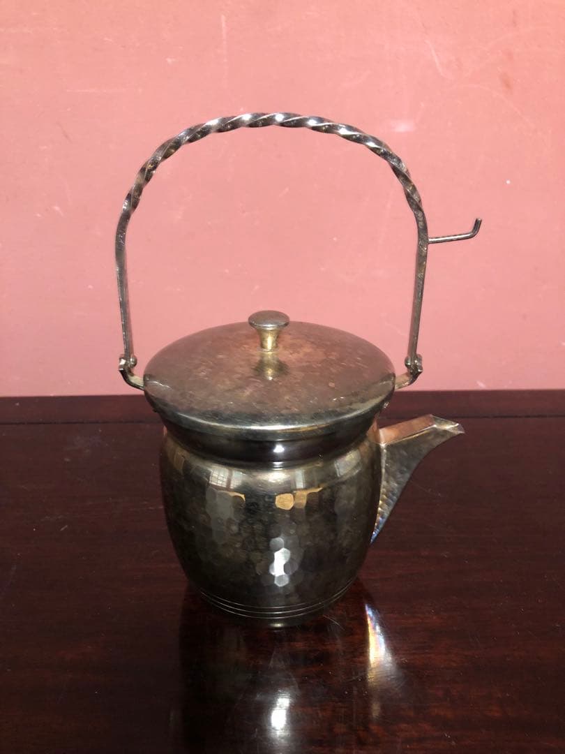 洗練されたフォルムを持つ銀の水注