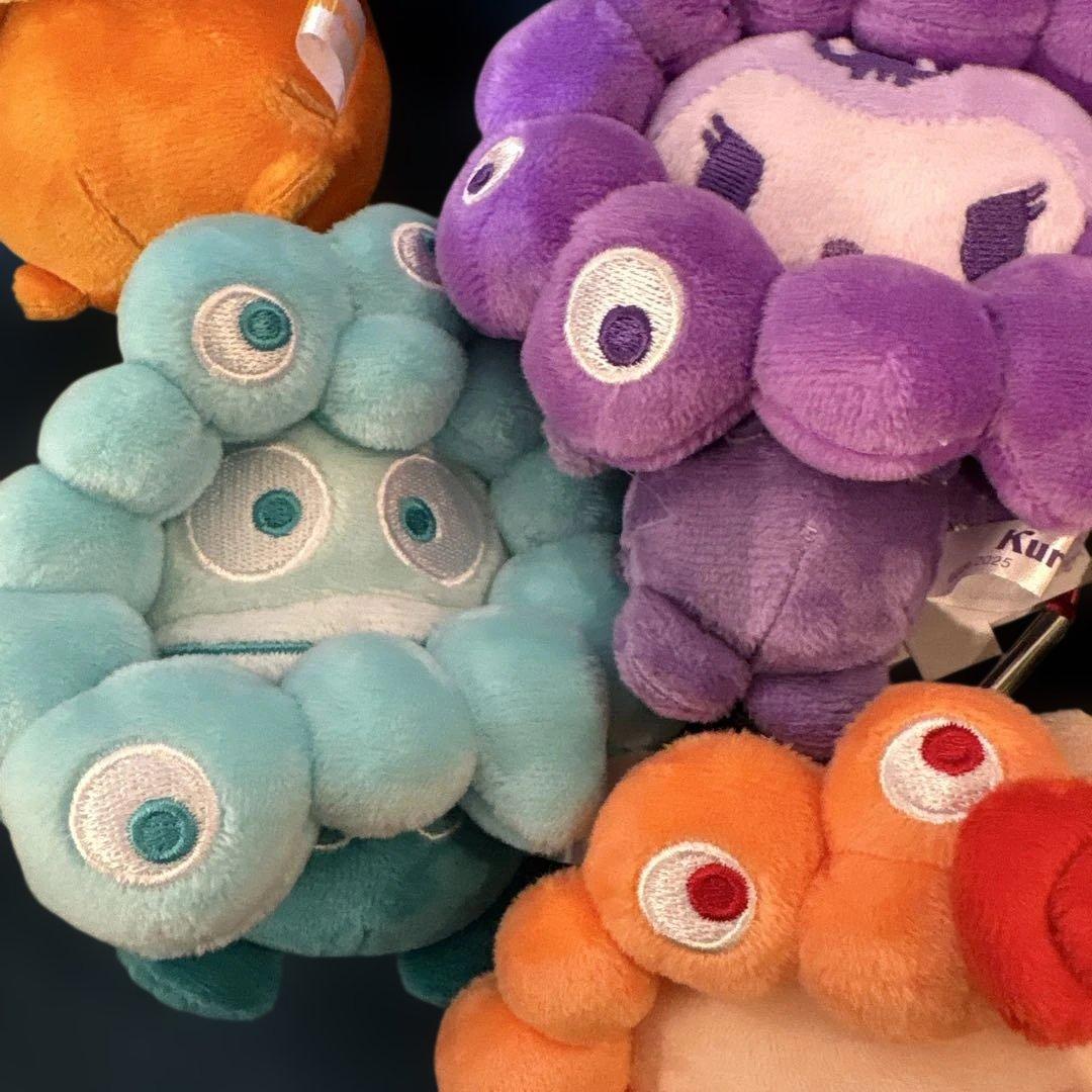 ミャクミャク　サンリオ　推しカラー　ぬいぐるみキーホルダー