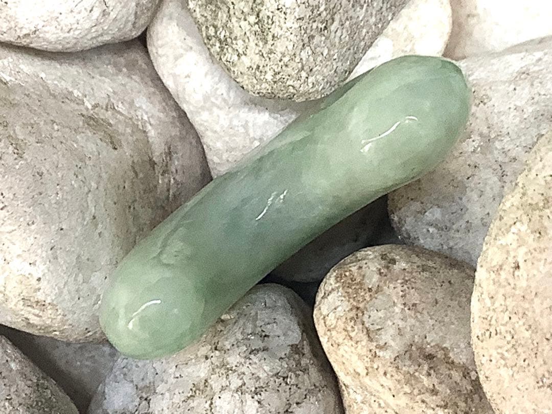 ✳極上高額翡翠勾玉‼️ 糸魚川翡翠ジェダイト　本物の守護石お守り　鑑別書付本物を‼️