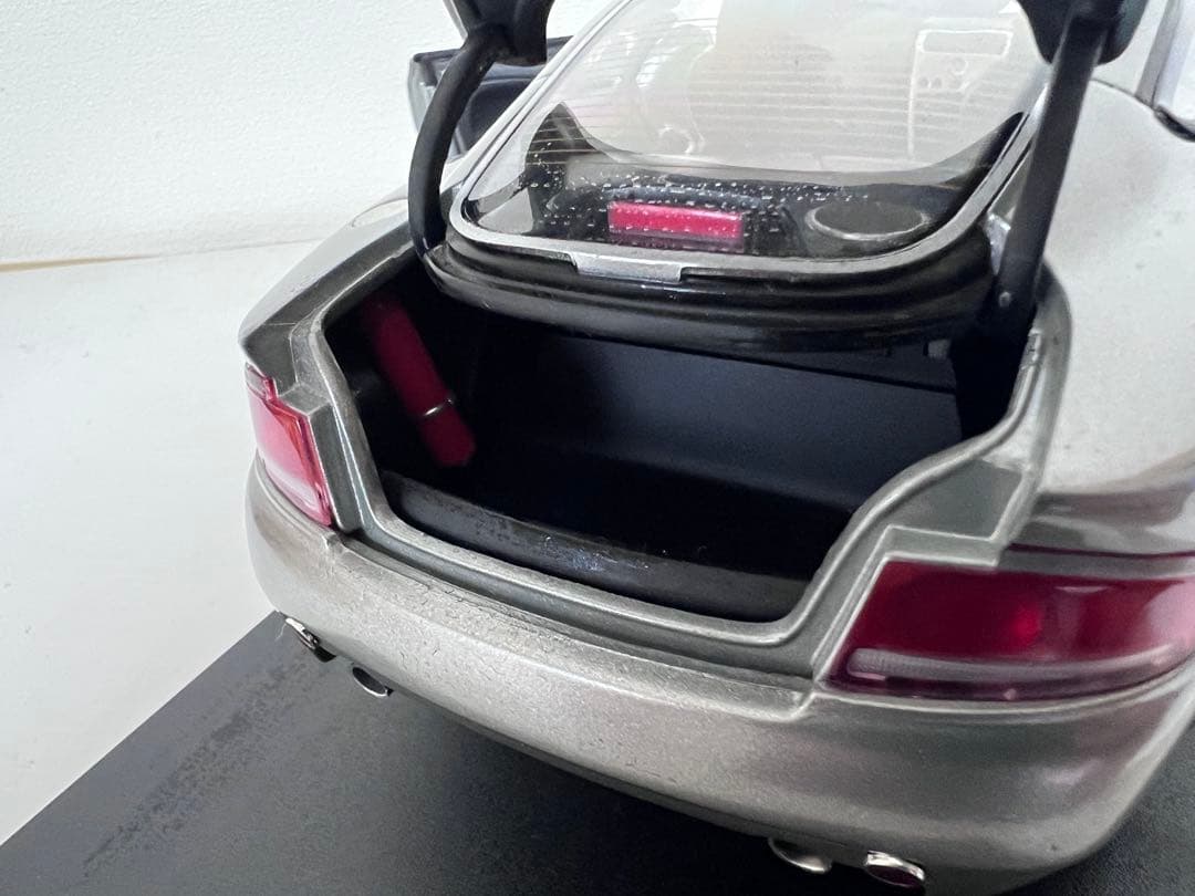 007 Aston Martin V12 Vanquish ジェームズボンド