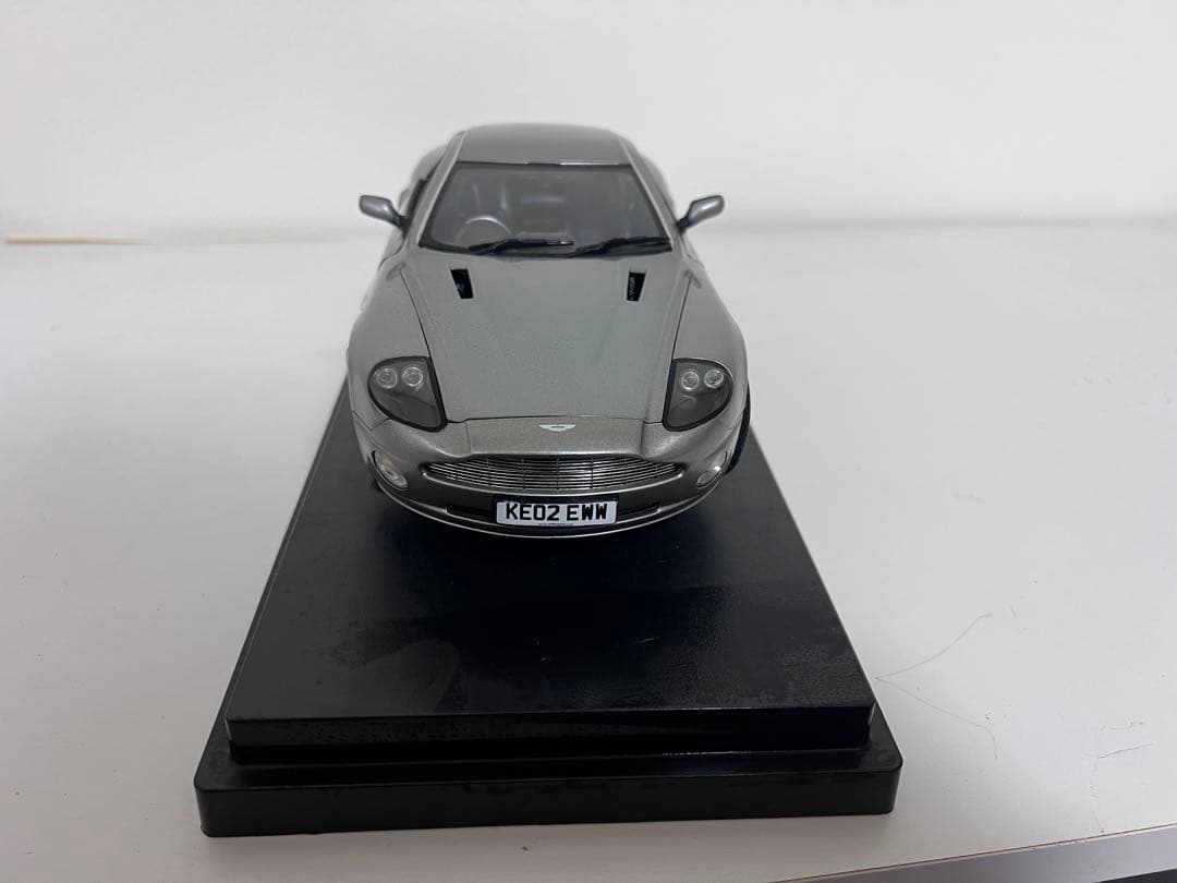 007 Aston Martin V12 Vanquish ジェームズボンド