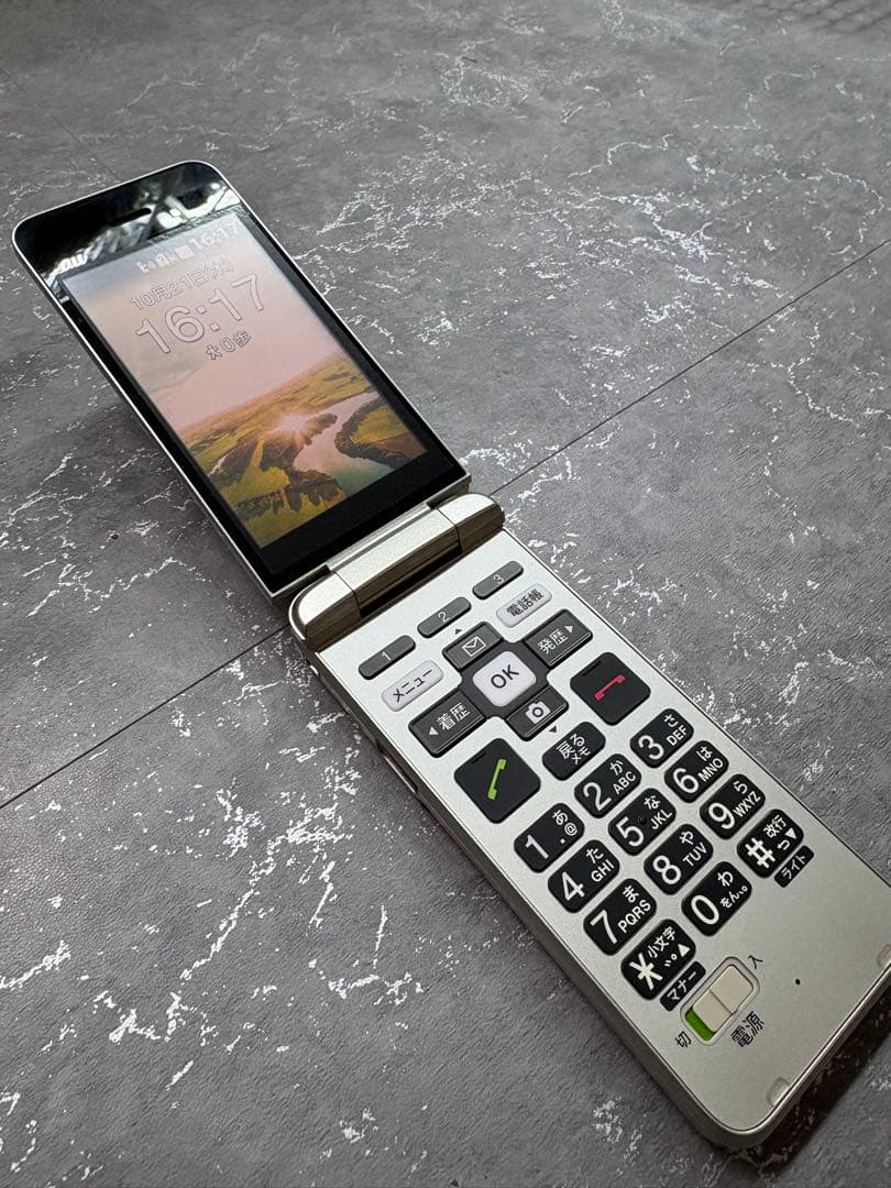 かんたんケータイライト　KYF43 シャンパンゴールド　おまけ付き