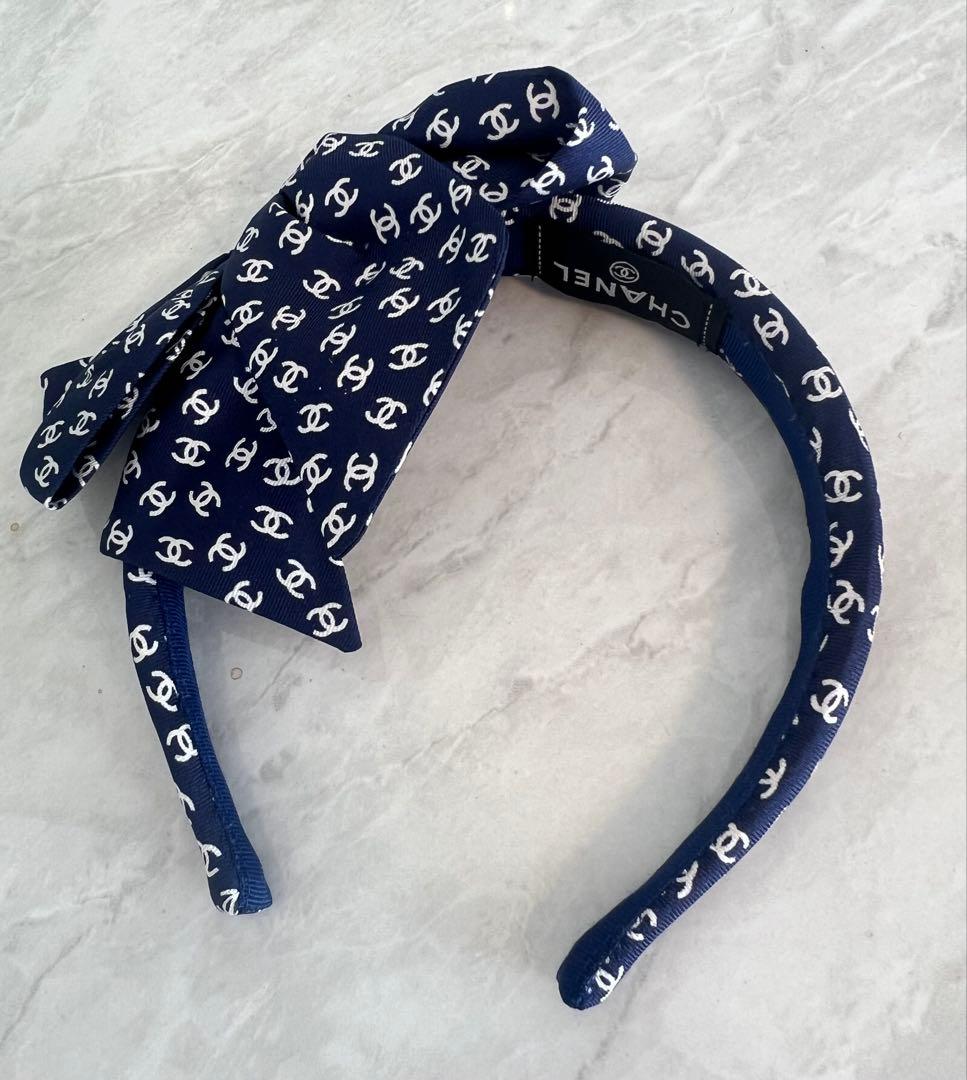 CHANEL ネイビー ロゴリボンヘアバンド/カチューシャ